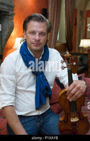 L'Italia, Lombardia, Milano tradivari 'festival' di Cremona. Nella foto: il violinista Kirill Troussov con il violino "Brodsky' da Stradivari nel 1702. Foto Stock