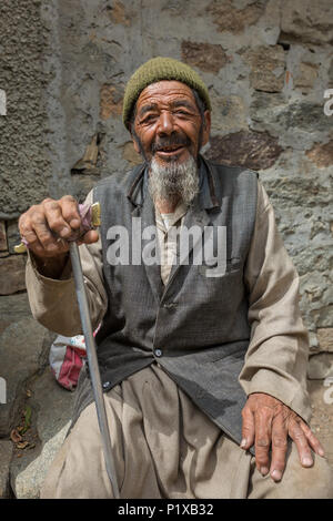 Turtuk, India - 28 Giugno 2017: senior non identificato Balti uomo in posa per una foto in Turtuk villaggio sul confine con il Pakistan, Ladakh, India Foto Stock