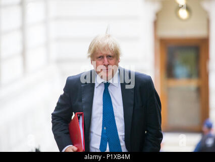 Ex Segretario di Stato per gli affari esteri, Boris Johnson, arriva per una riunione del gabinetto Foto Stock