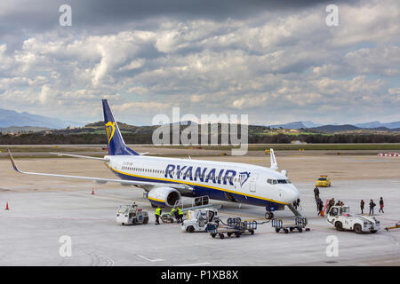 Girona, Spagna - 29 Marzo 2018: La compagnia Ryanair aereo Boeing 737 in Girona Airport nella giornata di sole Foto Stock