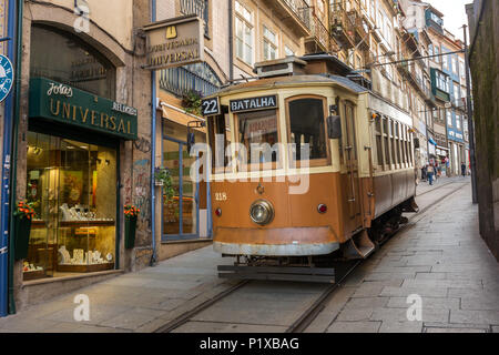 Porto, Portogallo - 16 Gennaio 2018: il vecchio tram in Porto, Portogallo. Foto Stock