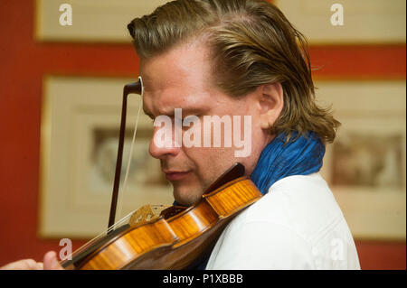 L'Italia, Lombardia, Milano tradivari 'festival' di Cremona. Nella foto: il violinista Kirill Troussov con il violino "Brodsky' da Stradivari nel 1702. Foto Stock