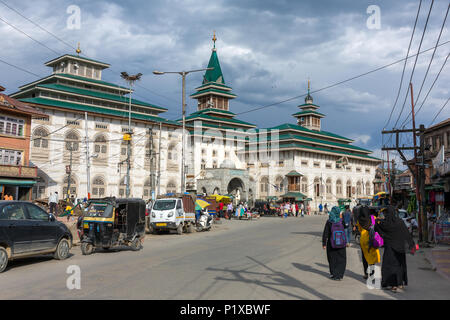 Srinagar, India - 15 Giugno 2017: 200-anno-vecchio Masjid Dastgeer Sahib moschea a Srinagar Kashmir, India Foto Stock