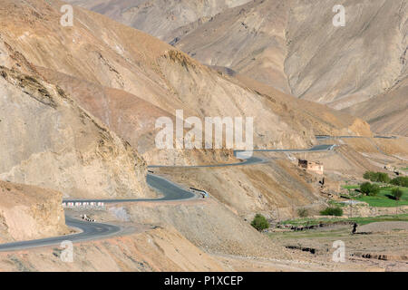 Vista dalla Fotula passare sulla strada tra Srinagar e Leh in Jammu e Kashmir India Foto Stock