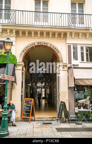 Passage du Bourg l’Abbé è stato modificato nel 1828 in modo da aggiungere un tetto di vetro che proteggerebbe gli acquirenti dalla pioggia e dal vento durante il maltempo. Foto Stock