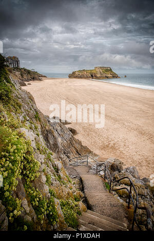 Una vista lungo la spiaggia a sud di Santa Caterina di isola in Tenby, Pembrokeshire con la bassa marea su un moody giorno Foto Stock