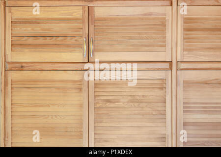 Moderno armadio in legno in classico stile rustico. Dettagli del caso guardaroba con otturatore plank porte. Country house interni. Foto Stock