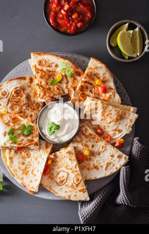 Mexican quesadilla con pollo, pomodoro, il mais dolce e formaggio Foto Stock