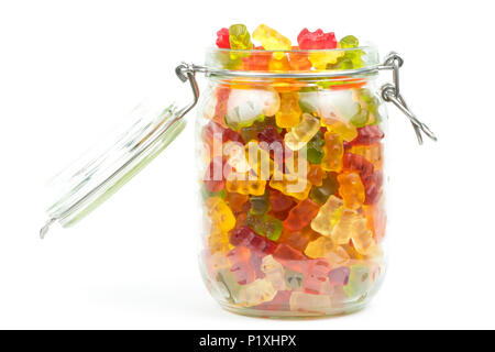 Colorata orsi gommoso / jelly baby candy caramelle all'aperto in un vasetto di vetro su uno sfondo bianco Foto Stock