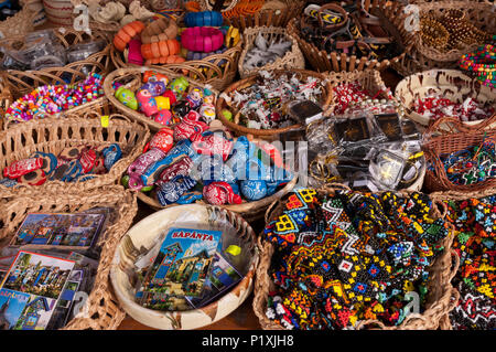 Negozio di souvenir al bazaar vicino cimitero allegro situato in Sapanta, Maramures Contea, Romania. Foto Stock