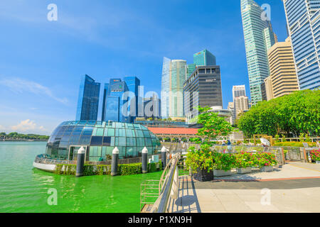 Singapore - Aprile 28, 2018: cupola di vetro del Fullerton Pavilion con Monti ristorante su Marina Bay Central Business District o edifici CBD in Marina Foto Stock