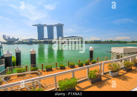 Singapore - Aprile 28, 2018: Singapore Waterfront Marina Bay: Clifford quadrato con ArtScience Museum e Marina Bay Sands Casino sullo sfondo. Sunny d Foto Stock