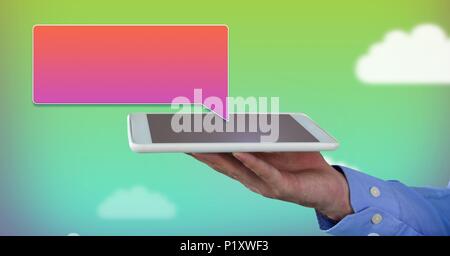 Mano che tiene compressa con bolla di chat Foto Stock