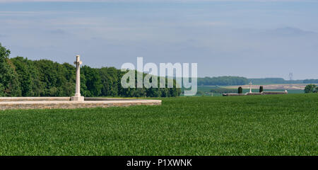 Serre cimitero strada No.3 con Regine cimitero in background, Somme Foto Stock