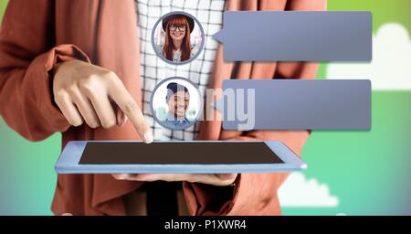 Mani con tavoletta con bolla di chat profilo di messaggistica Foto Stock