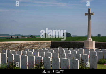 Serre cimitero strada No.3 con Regine cimitero in background, Somme Foto Stock