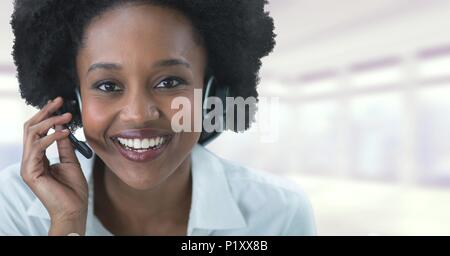 Assistenza clienti donna con sfondo luminoso in call center Foto Stock