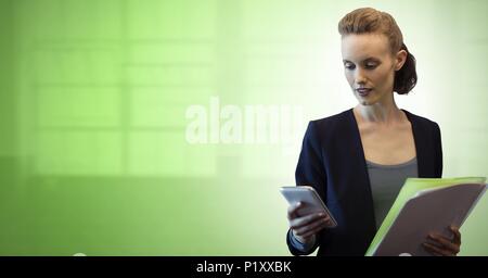 Donna che utilizza il telefono con sfondo verde Foto Stock