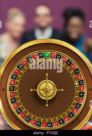 La ruota della roulette e persone in background Foto Stock