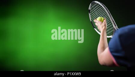 Giocatore di tennis con sfondo verde con la racchetta Foto Stock