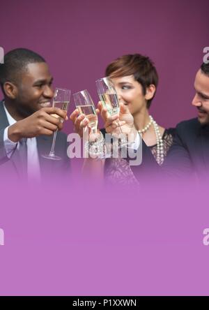 La gente celebra con bicchieri di champagne Foto Stock