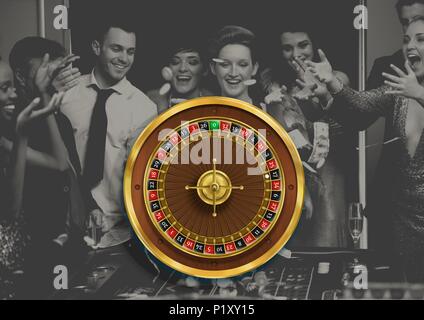 La ruota della roulette e persone a giocare nel Casino Foto Stock