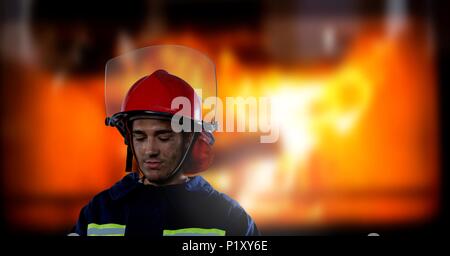 Vigile del fuoco davanti al fuoco ardente Foto Stock