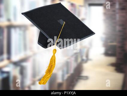 Graduazione hat nella libreria di istruzione Foto Stock