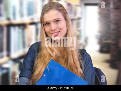 Studente donna nella libreria di istruzione Foto Stock