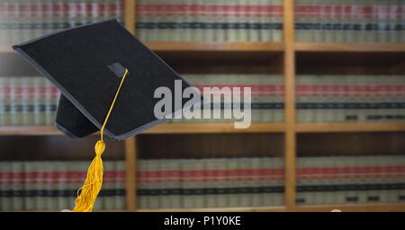 Graduazione hat nella libreria di istruzione Foto Stock