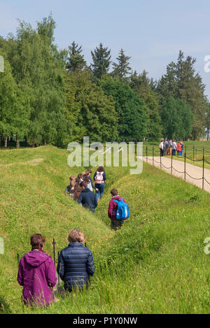 I visitatori a piedi attraverso la trincea di conserve in Terranova Memorial Park, vicino Beaumont-Hamel, Somme, Francia Foto Stock