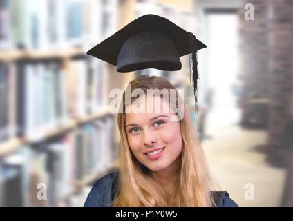 Studente donna nella libreria di istruzione con graduazione hat Foto Stock