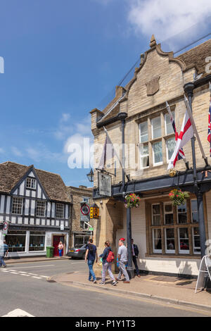 La città di mercato di Tetbury in una trafficata Sabato giornata estiva, i visitatori possono passare il Snooty Fox pub, Gloucestershire, Regno Unito Foto Stock