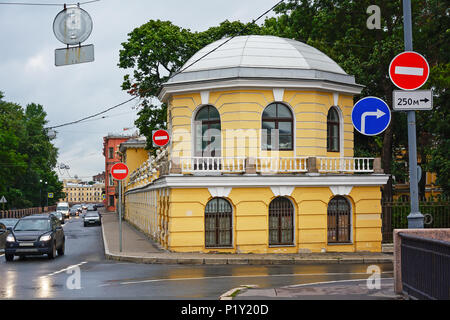 San Pietroburgo, giardino padiglione presso il Parco del Palazzo Bobrinsky all'angolo dell'Ammiragliato e il nuovo Admiralty quays Foto Stock