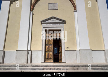 Istria, Croazia - Ingresso alla chiesa parrocchiale di San Martino nella città costiera di Orsera Foto Stock