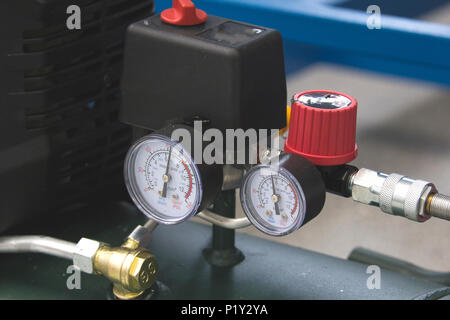 Due manometri sul dispositivo industriale in fabbrica Foto Stock