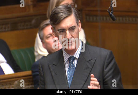 MP conservatore Giacobbe Rees-Mogg parla durante il primo ministro di domande nella Camera dei Comuni di Londra. Foto Stock