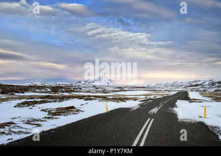 Belle montagne con drammatica cielo lungo la strada di circonvallazione, percorso 1 in Islanda. Islandese di marcia su strada. Europa - Il Golden Circle. Foto Stock