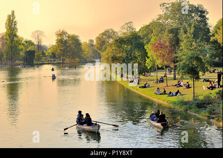 Francia, Parigi, Bois de Vincennes, canottaggio sul lago Foto Stock