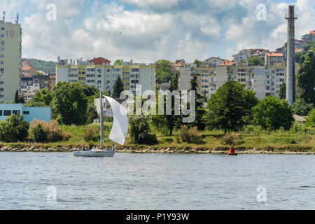 VARNA, BULGARIA , giugno 02, 2018: regata a vela in mare aperto. Imbarcazione a vela in concorrenza per la regata di Varna Coppa del canale a Varna . Foto Stock