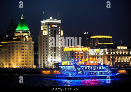 Cina, Shanghai, edifici del 1930, l'Hotel Pace e Banca di Cina, lungo il fiume Huangpou Foto Stock