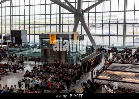 Londra - 27 Maggio 2018: una folla di persone in attesa di partenze al piano della scheda all'aeroporto di Londra Heathrow Foto Stock