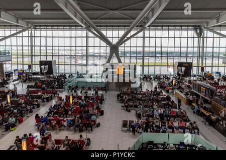 Londra - 27 Maggio 2018: una folla di persone in attesa di partenze al piano della scheda all'aeroporto di Londra Heathrow Foto Stock