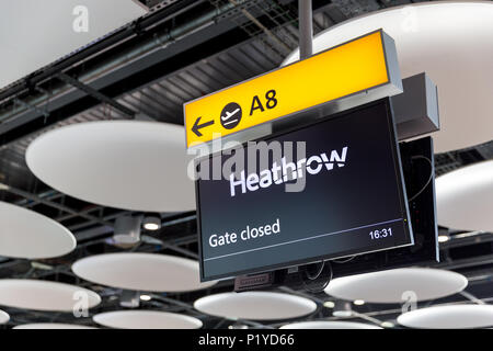 Londra - 27 Maggio 2018: Partenze firmare all'aeroporto di Londra Heathrow Foto Stock