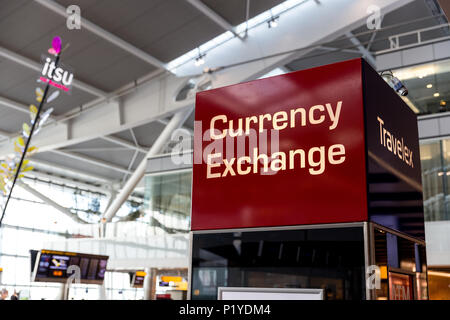 Londra - 27 Maggio 2018: Bureau de Change cambio valuta segno a Londra Heathrow airport terminal Foto Stock