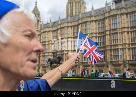 Helen Slater, da Bristol, unisce anti-Brexit manifestanti come onda che Unione europea e Unione europea bandiere al di fuori della sede del parlamento di Londra. Foto Stock