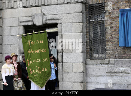 Membri del Galway Collettivo femminista prendere parte ad una cerimonia di svelare la Hanna Sheehy Skeffington lapide commemorativa sulla nave Street Grande, Dublino, in memoria del suo fracassare le finestre del castello di Dublino in questo giorno nel 1912 per evidenziare le donne la privazione dei diritti civili. Foto Stock