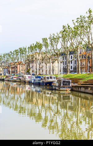 Narbonne, regione Occitanie, Francia meridionale. Il Canal de la Robine che corre attraverso il centro della citta'. Foto Stock