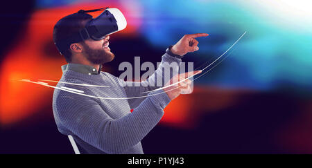 Executive maschio utilizzando la realtà virtuale auricolare Foto Stock