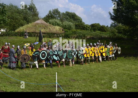 Battaglia di Flag Fen parco archeologico, casa di un legno preistorici Causeway. Anglosassone di rievocazione Evento, Peterborough, CAMBRIDGESHIRE, England, Regno Unito Foto Stock